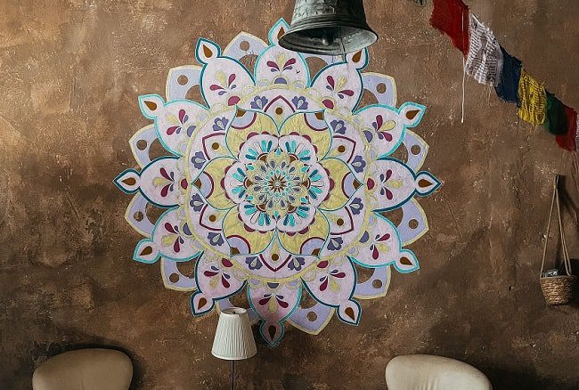 Corso di disegno e colorazione con colori acrilici di un Mandala su muro